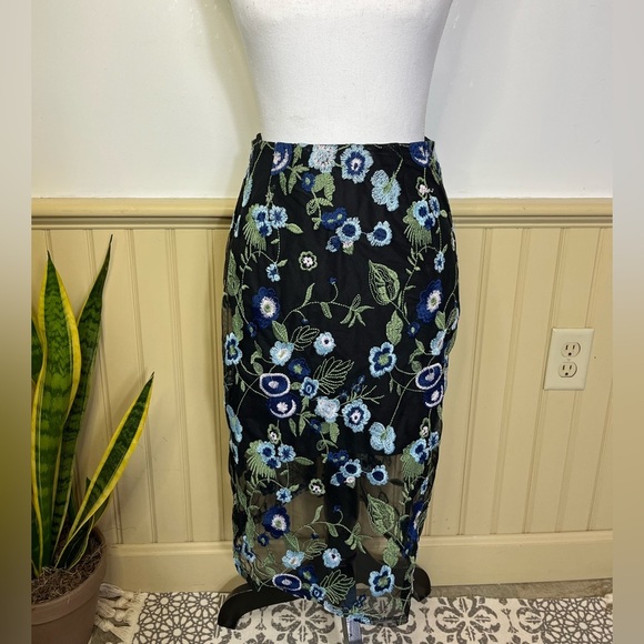 BCBGeneration Pencil Skirt Embroidered Blue Floral Sheer Lined Womens Sz 4 NWT - Picture 1 of 10